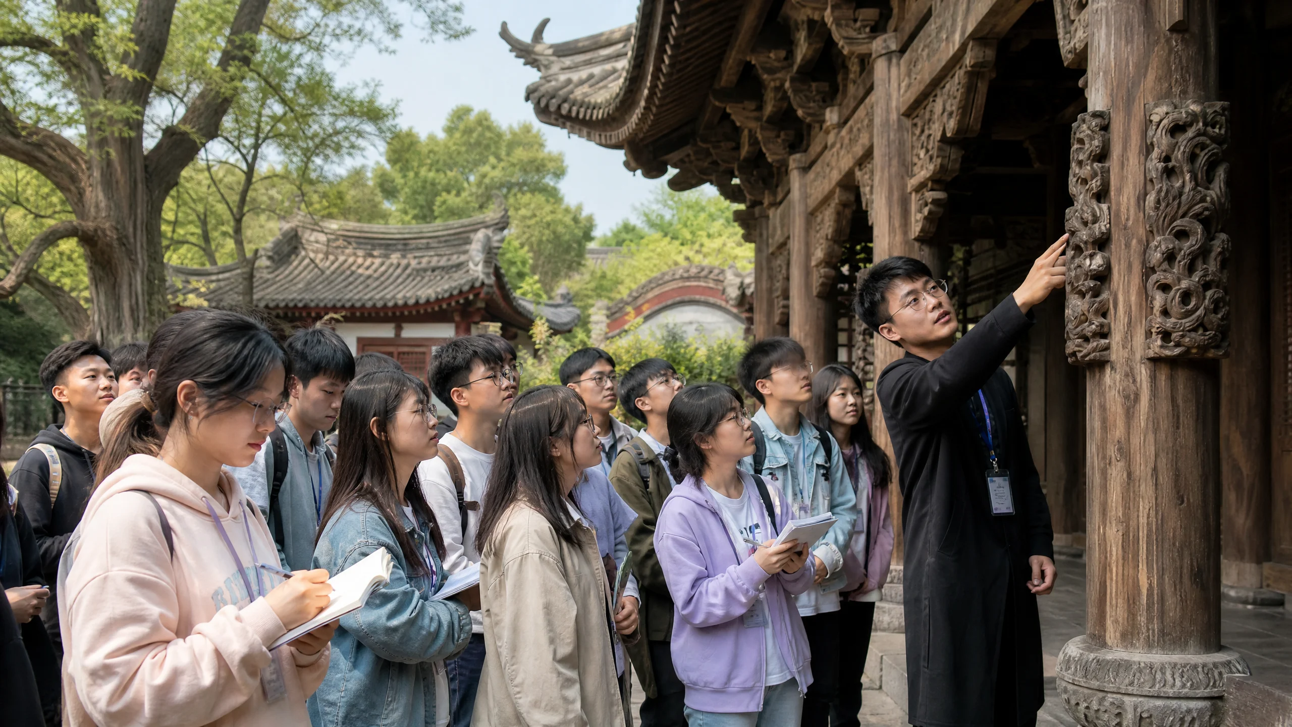 学员在古建筑群中进行实地研学考察‌